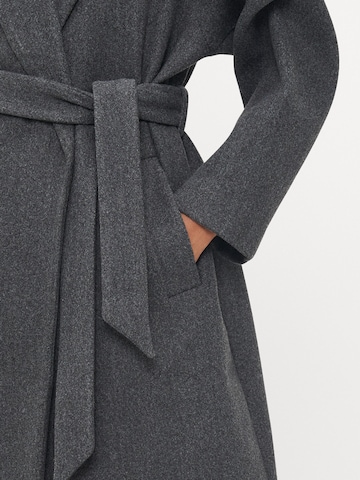 Vero Moda Petite Преходно палто 'VMFORTUNE' в сиво