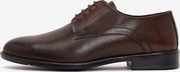 Chaussure à lacets Derimod en marron : devant