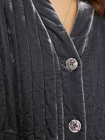 NÜMPH Välikausitakki 'Velli' värissä harmaa