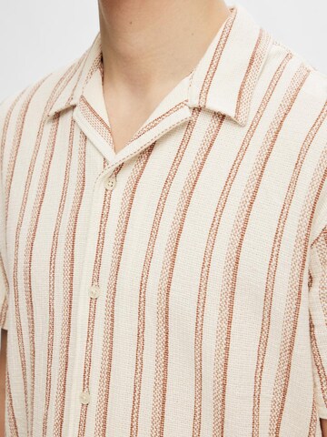 Coupe regular Chemise 'West' SELECTED HOMME en beige