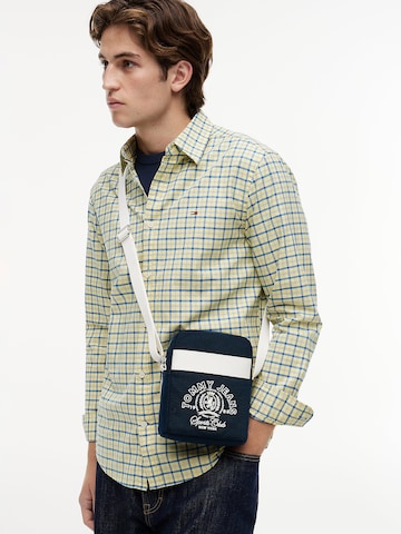Tommy Jeans Crossbody bag in Blue: front
