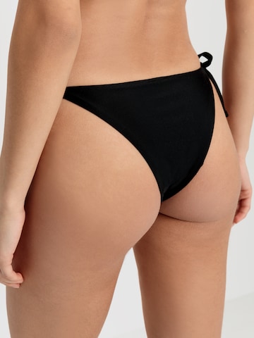 LSCN by LASCANA - Cueca biquíni 'Gina' em preto: atrás