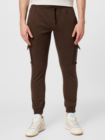 BURTON MENSWEAR LONDON Tapered Cargo trousers in Brown: front