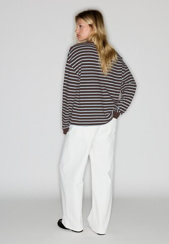 Tricou de la Pull&Bear pe maro