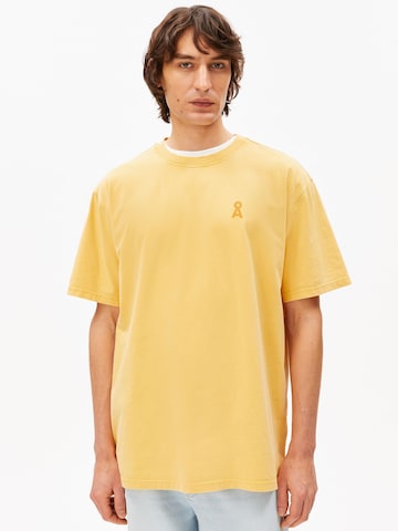 ARMEDANGELS T-Shirt ICONIC Å MAARKOS in Gelb: Vorderseite