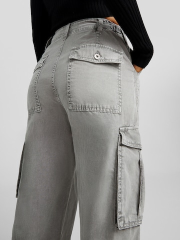 Wide leg Pantaloni cargo di Bershka in grigio