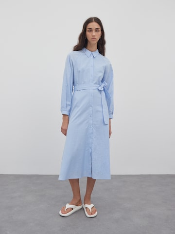 EDITED Košilové šaty 'Bella' – modrá