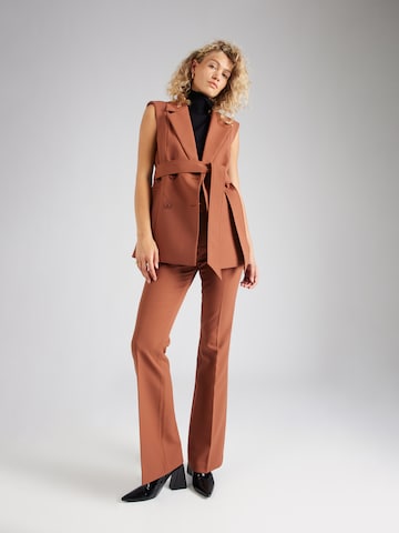 Flared Pantaloni con piega frontale 'Farina' di ABOUT YOU x Iconic by Tatiana Kucharova in marrone