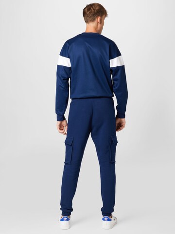 mėlyna ADIDAS ORIGINALS Siaurėjantis Laisvo stiliaus kelnės 'Adicolor Essentials Trefoil '