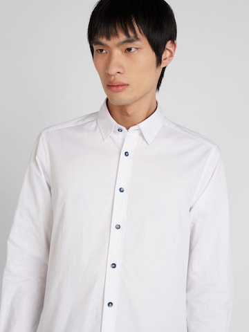 Coupe regular Chemise bugatti en blanc