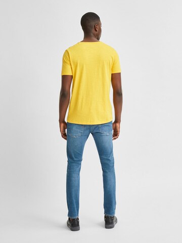 T-Shirt 'SLHMORGAN' SELECTED HOMME en jaune