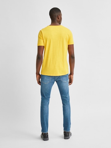 SELECTED HOMME - Camiseta 'SLHMORGAN' en amarillo