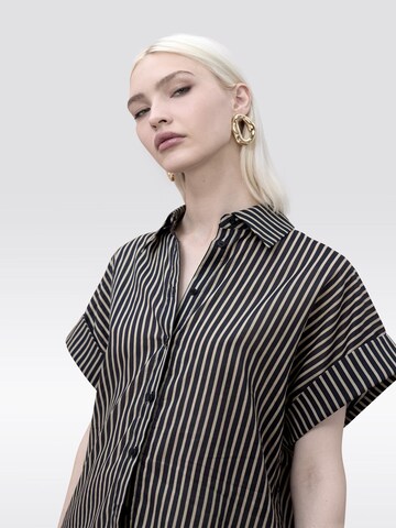 Lola Casademunt Halenka – černá