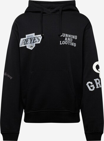 Grimey Sweatshirt 'CAUSING PANIC' i svart: framsida