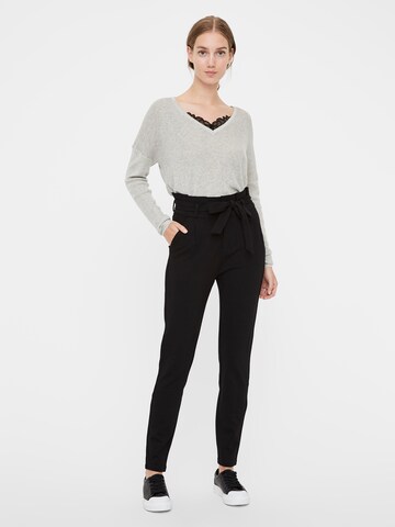 regular Pantaloni con pieghe 'Eva' di Vero Moda Petite in nero