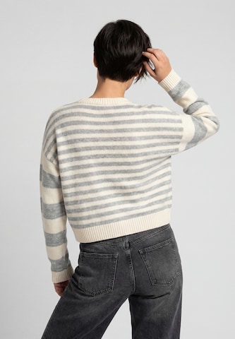 KIANNA - Jersey 'Casual Knit' en gris