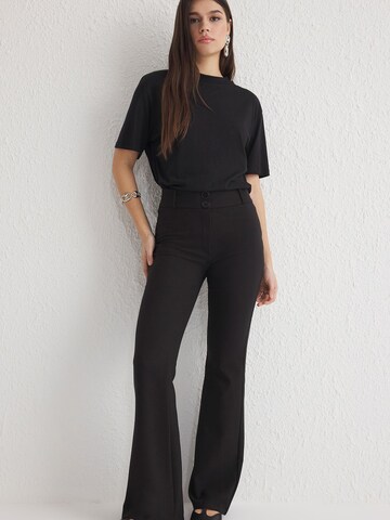 Trendyol Flared Broek in Zwart