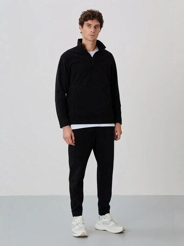 Tommy Life Regular Aktive Sets in Schwarz: Vorderseite