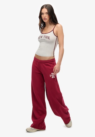 Loosefit Pantalon 'Athletic Essentials' Superdry en rouge