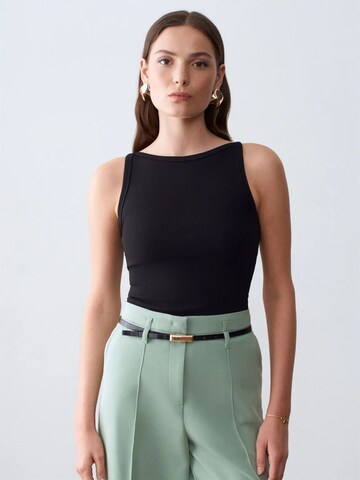 Dilvin Top in Black: front