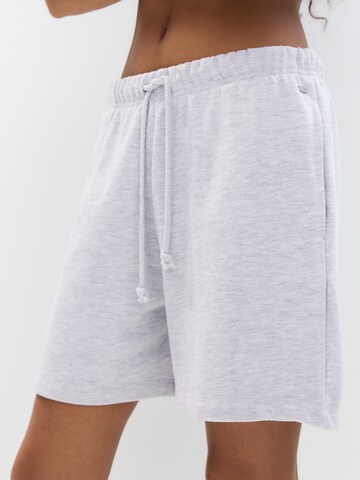 Pull&Bear Regularen Hlače 'PACIFIC' | siva barva: sprednja stran