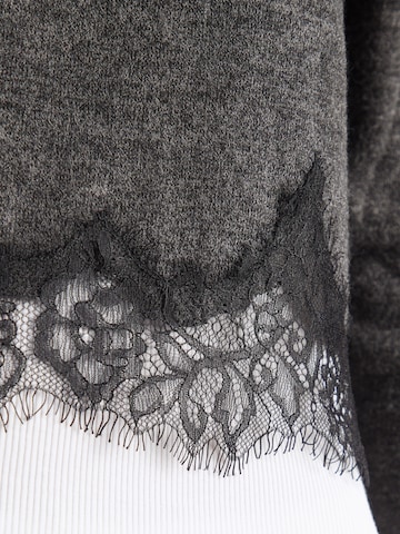 ABOUT YOU Pullover 'Carmina' in Grau