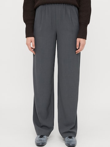 Only Tall Wide leg Veckad byxa 'ONLSVEA' i grå: framsida