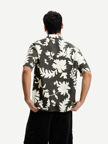 Bershka Comfort Fit Риза в черно