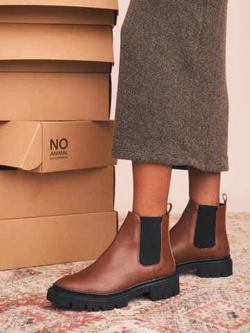nae Vegan Shoes Kozačky 'Molly B' – hnědá: přední strana