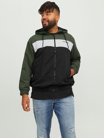 Jack & Jones Plus - Chaqueta de entretiempo 'Rush' en verde: frente