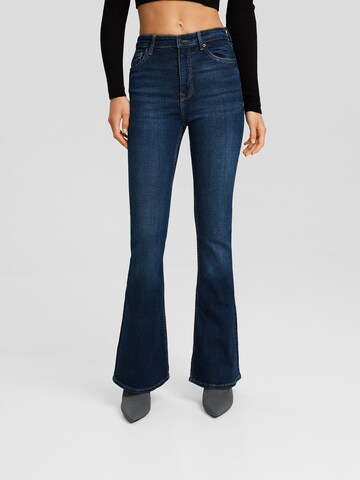 Bershka Flared Jeans in Blauw: voorkant