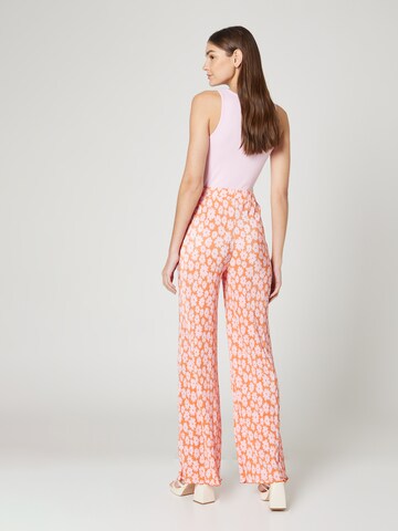 florence by mills exclusive for ABOUT YOU - Loosefit Pantalón 'Rain Showers ' en naranja