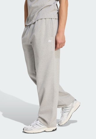 ADIDAS ORIGINALS - Loosefit Calças de desporto 'Trefoil Essentials' em cinzento: frente