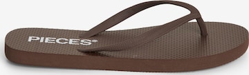 Tongs 'PCSummer' PIECES en marron : devant