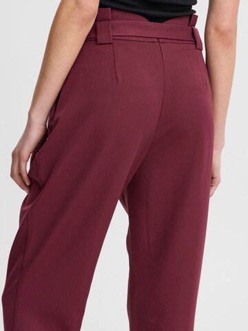regular Pantaloni con pieghe 'Caisy' di ICHI in rosso