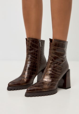 CESARE GASPARI Stiefelette in Braun: Vorderseite
