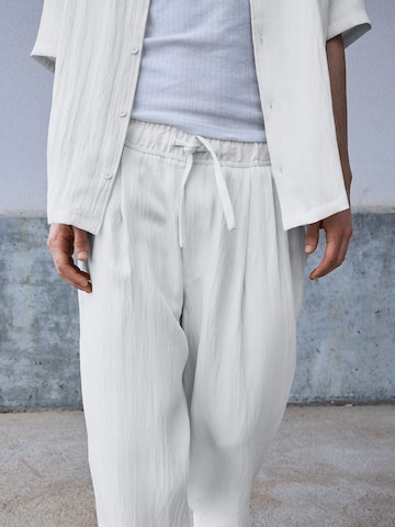 Bershka Baggy Byxa i vit