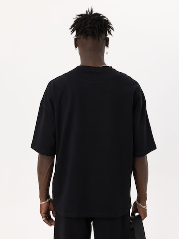 Tricou 'Gaura' de la VAMOS CLO pe negru