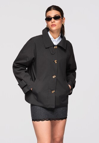 Ombre Between-seasons coat in Black: front
