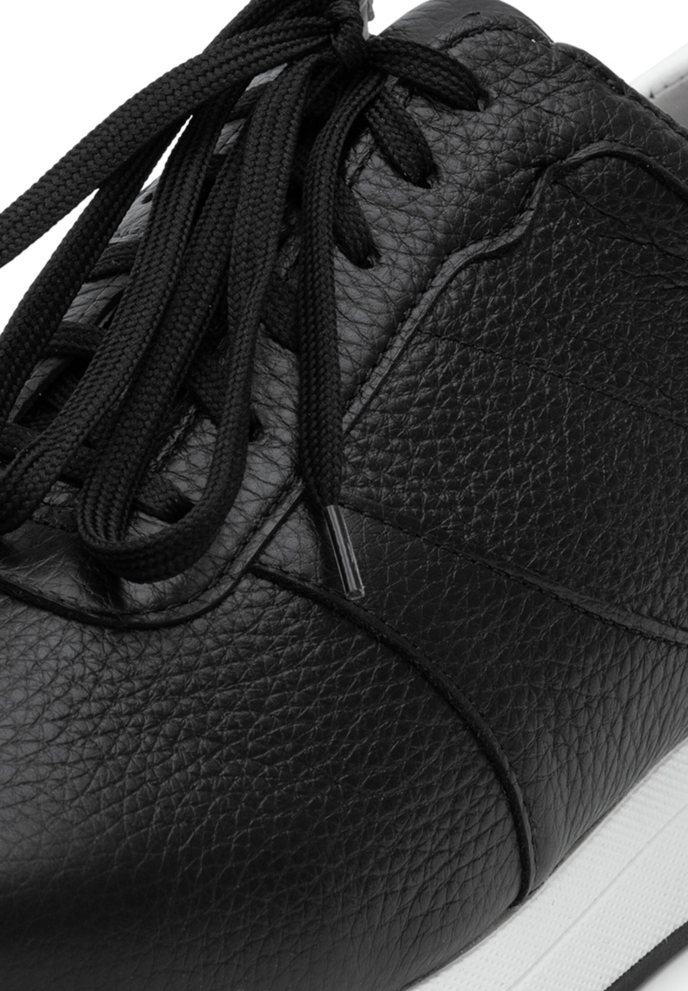 Sneaker bassa di VITAFORM in nero