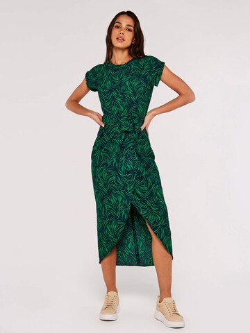 Robe Apricot en vert : devant