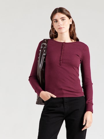 GAP - Camisa em vermelho: frente