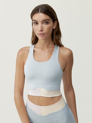 Born Living Yoga Sporttop 'Kalinda' in Blauw: voorkant