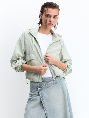 Veste mi-saison Pull&Bear en vert : devant