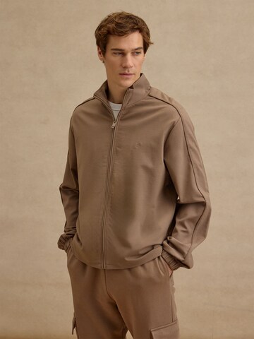 DAN FOX APPAREL Кофта на молнии 'Tino' в Коричневый: спереди