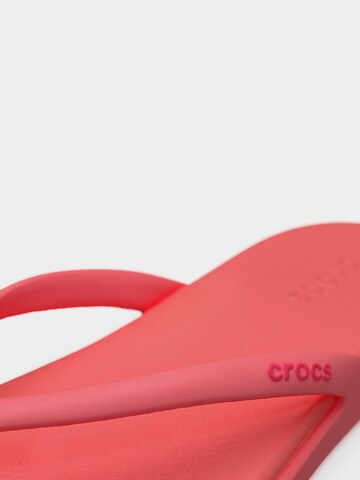 Crocs Сандали с разделител за пръстите 'Miami' в розово