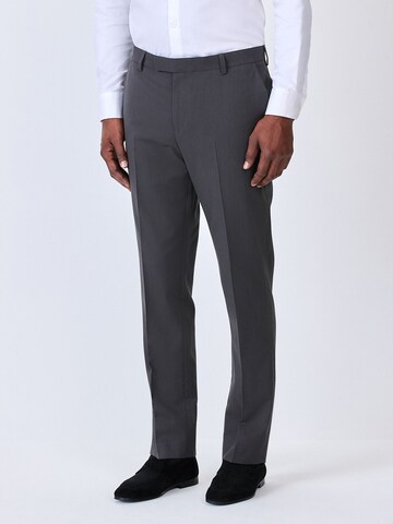 Coupe slim Pantalon à plis Next en gris : devant