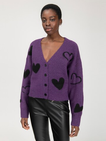 Influencer Strickjacke in Lila: Vorderseite