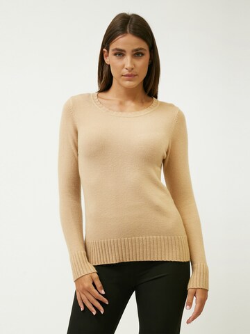 Pullover di Influencer in beige: frontale