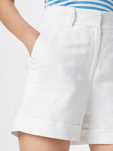 Karen Millen Regular Shorts in Weiß
